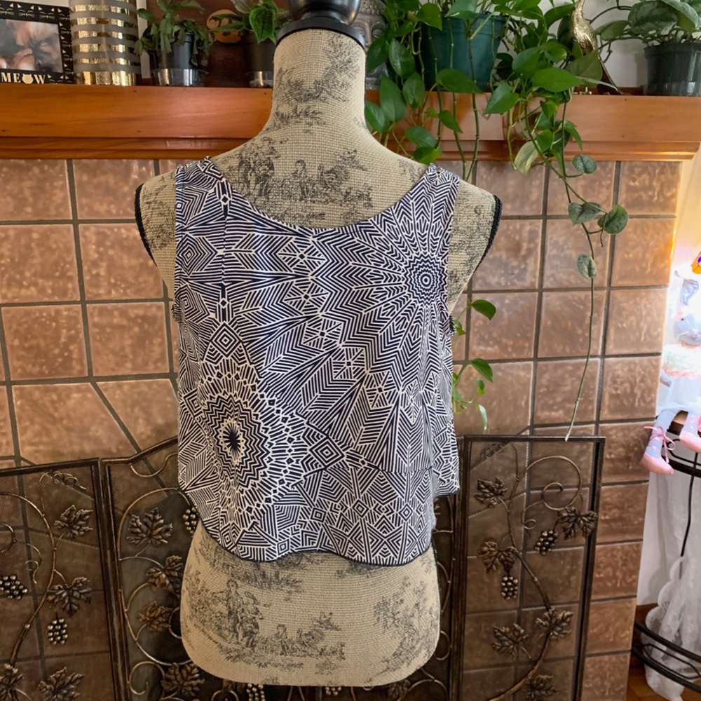 patterned crop top - Picture 2 of 3